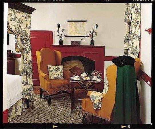 The Colonial Houses - A Colonial Williamsburg Hotel Room photo